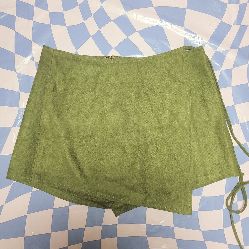 Mint Vanilla Size 10 Olive Green Faux Suede Mini Skort